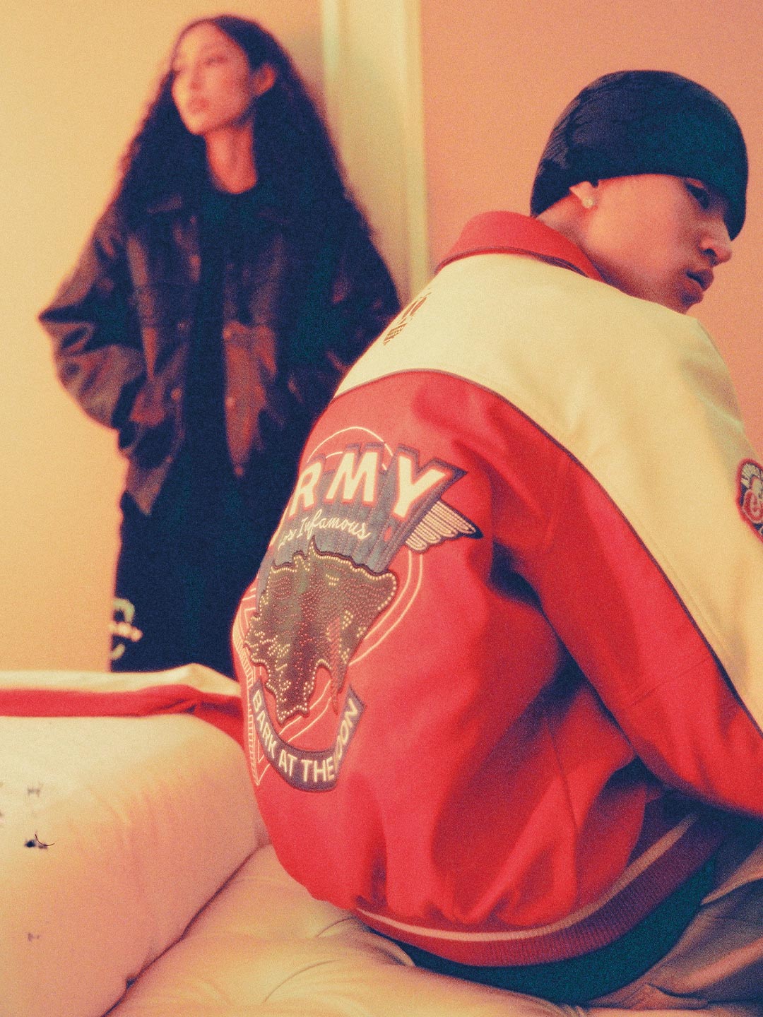 Dos jóvenes posan en una habitación con chaqueta wild one grimey