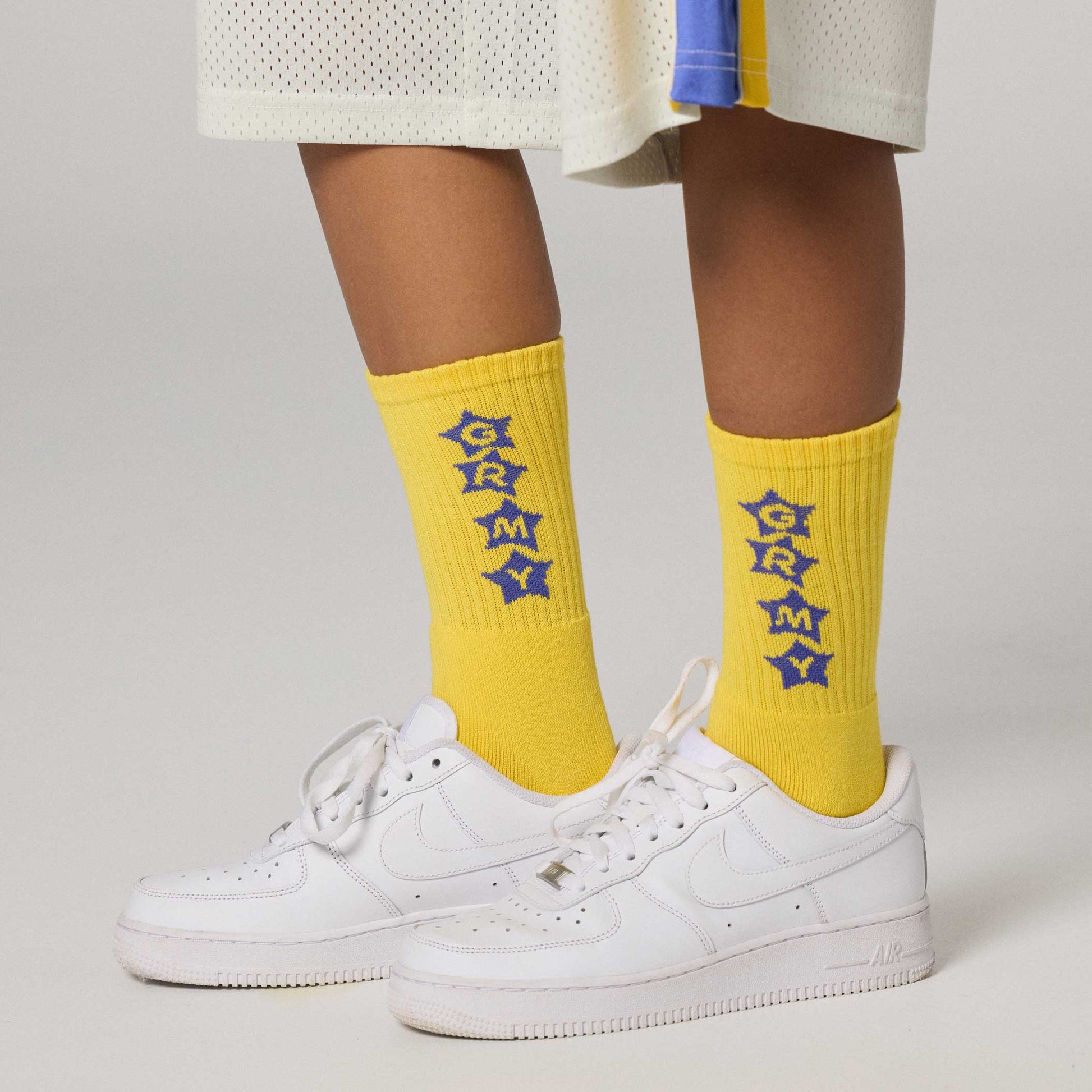 Calcetines grises Stardust Yellow de la marca Grimey, con diseño colorido y detalles en amarillo, para un estilo cómodo y moderno.
