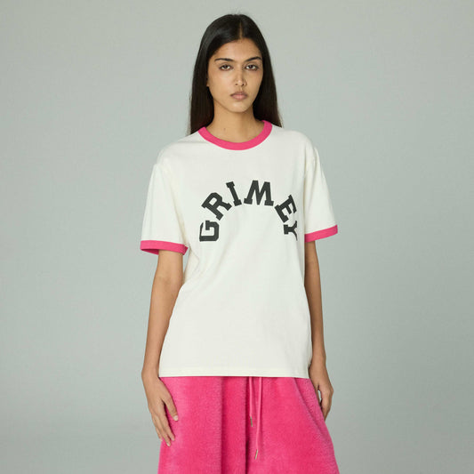 Camiseta gris off white de la marca Grimey con diseño Ringer 100 Miles, manga a contraste y estilo casual.