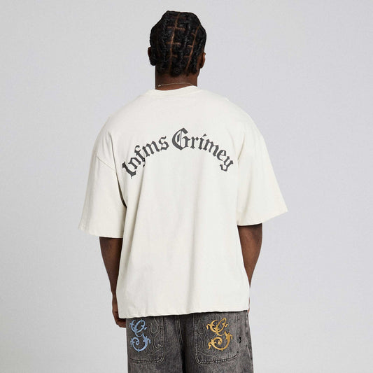 Camiseta blanca boxy de Grimey, Chief Watcher, estilo oversize, con diseño minimalista y cuello redondo, vista frontal.