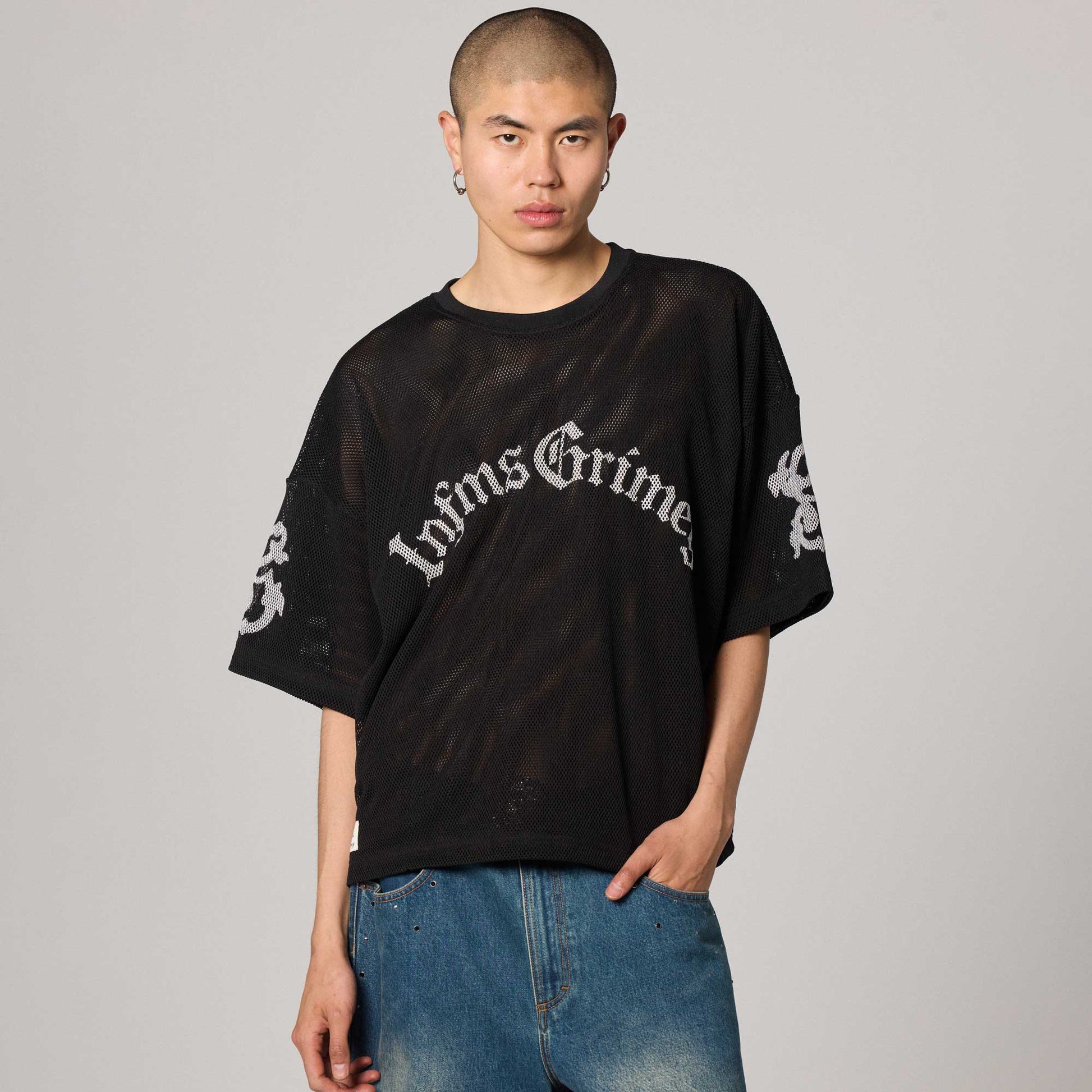 Camiseta negra de malla boxy de Grimey, modelo Chief Watcher, con diseño moderno y ajustado en la imagen.