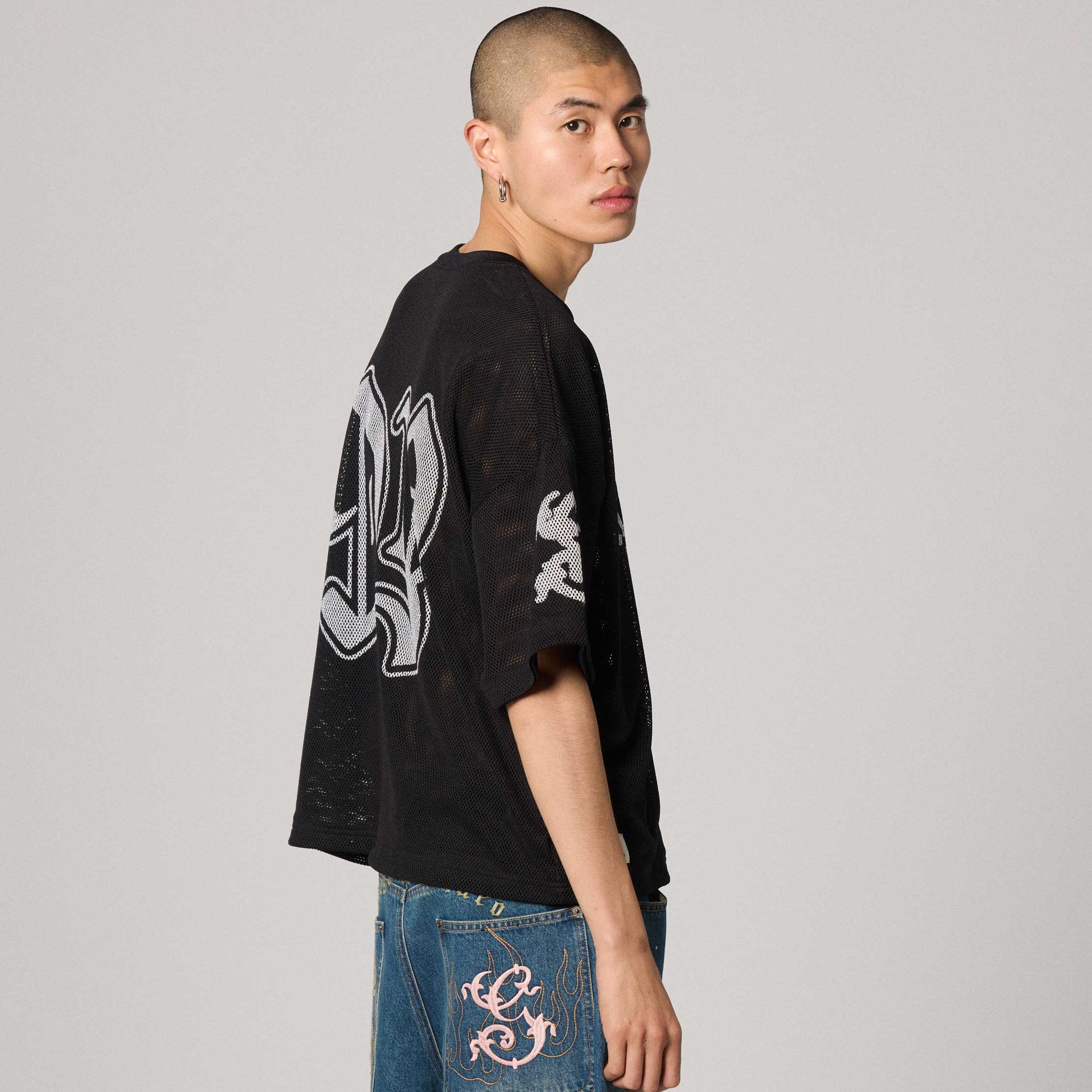 Camiseta negra Grimey Chief Watcher Mesh Boxy, de corte recto y diseño de malla, vista frontal en fondo blanco