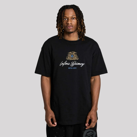 Camiseta negra Grimey Chief Watcher Mud City de corte regular, con diseño gráfico en la parte frontal, vista frontal.