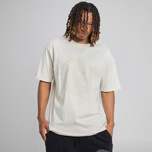 Camiseta Grimey Chief Watcher de corte clásico en color blanco roto, vista frontal con diseño minimalista y logo en el pecho.