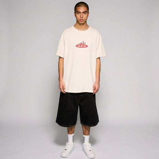 Camiseta gris con diseño jungle de Grimey, estilo regular y color off white, vista frontal de la camiseta en la imagen.