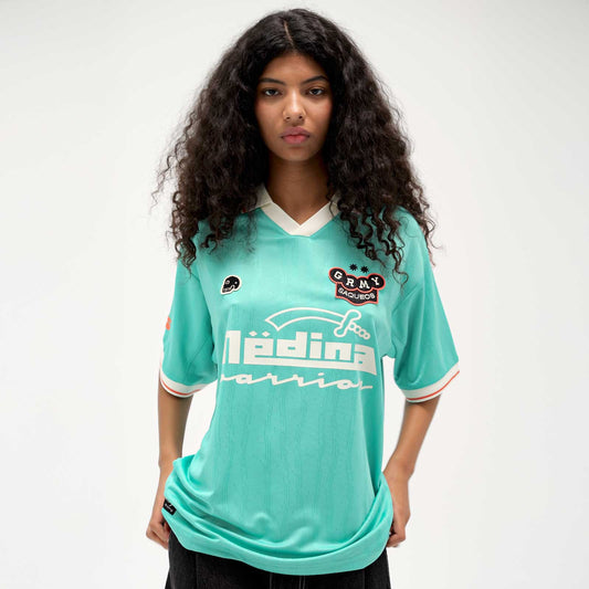 Camiseta de fútbol Machetazos The Warrior Boxy Green de Grimey, camiseta deportiva verde con diseño de fútbol en la imagen.