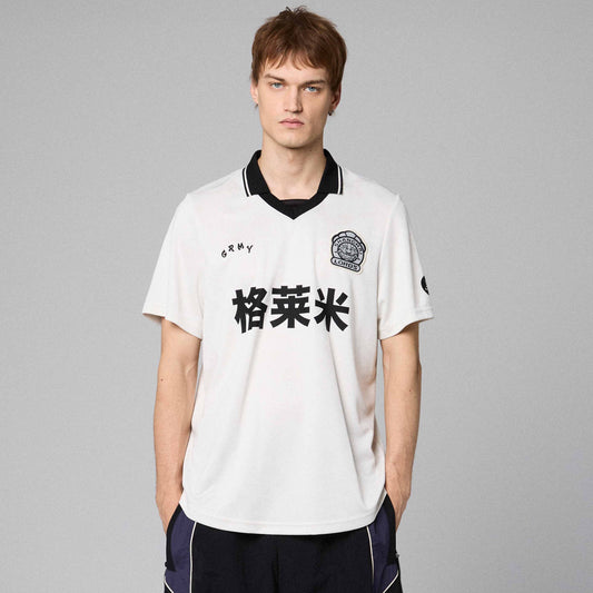 Camiseta de fútbol Sampans Off White de la marca Grimey, vista frontal con diseño deportivo y detalles en color blanco.