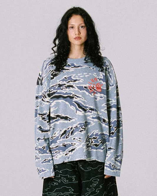 Camiseta de manga larga Grimey Odd Cutlass Camo en color gris con patrón de camuflaje waffle, vista frontal.