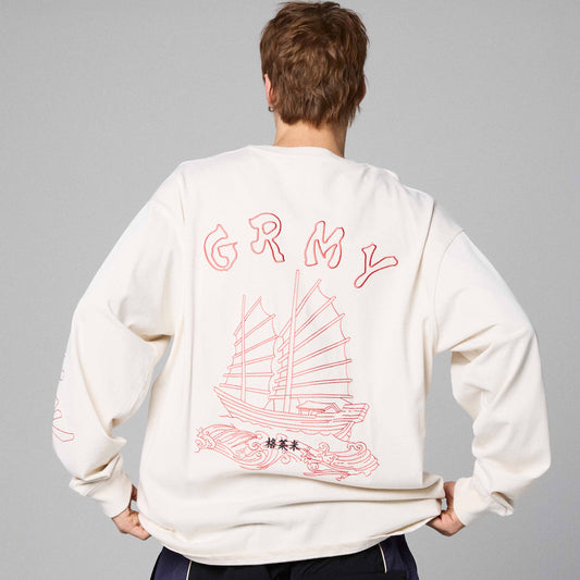Camiseta de manga larga Sampans Lords Off White de la marca Grimey, vista lateral con diseño minimalista en color blanco roto.