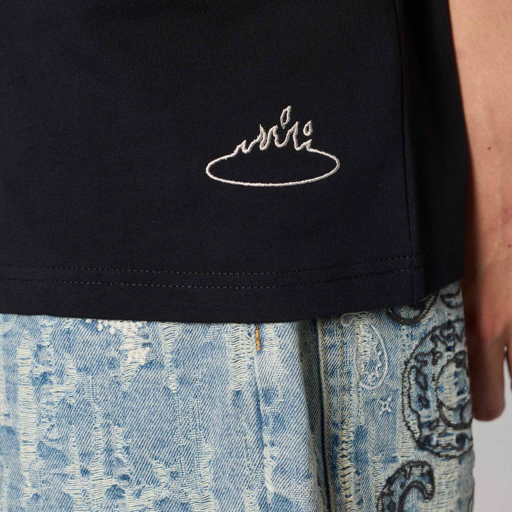 Camiseta negra Droppin Science Regular de Grimey, vista frontal, con diseño gráfico en el pecho y cuello redondo.