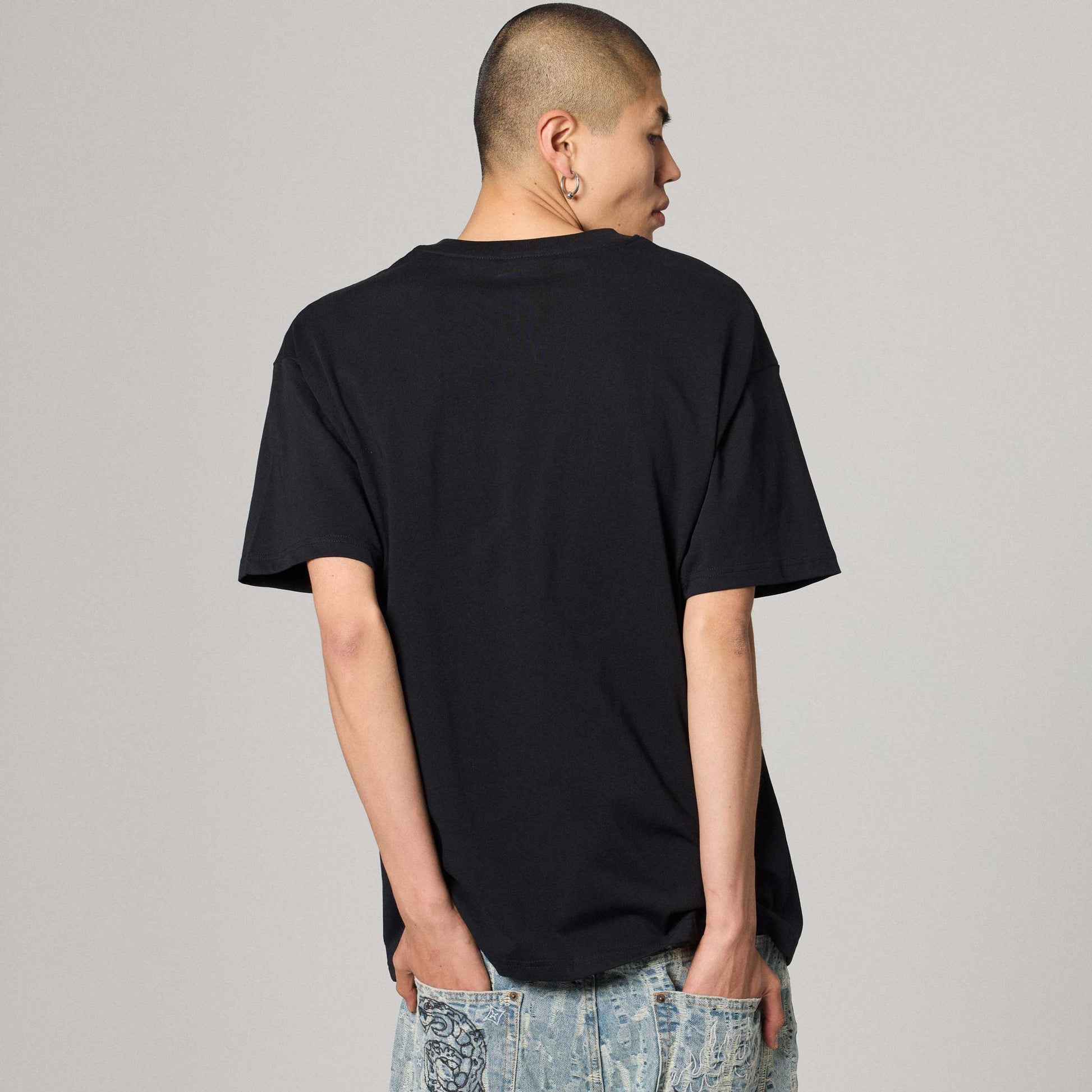Camiseta negra Droppin Science Regular de la marca Grimey, vista frontal con diseño clásico y corte cómodo.