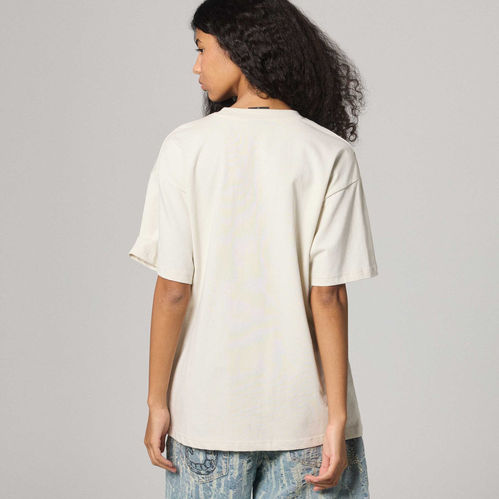 Camiseta Grimey Droppin Science Regular en color blanco off, vista frontal con diseño clásico y ajuste cómodo para hombre.