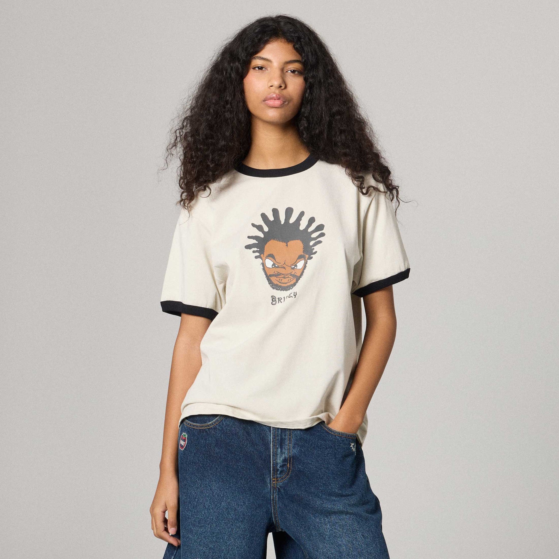Camiseta Droppin Science Ringer Off White de la marca Grimey, con diseño en blanco y detalles de cuello y mangas en color diferente.