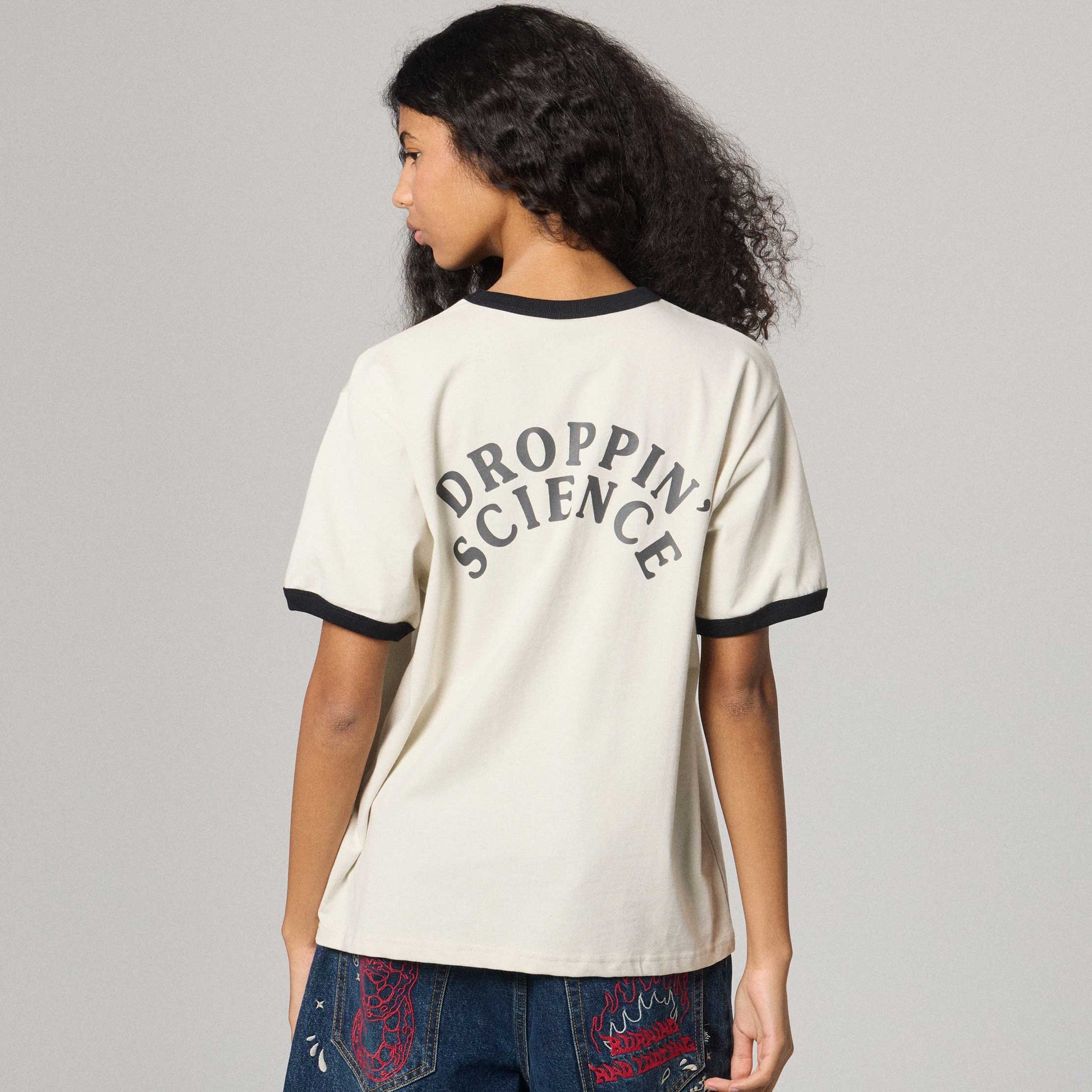 Camiseta Grimey Droppin Science Ringer color blanco hueso, manga a contraste, diseño gráfico en el frente, estilo casual y moderno