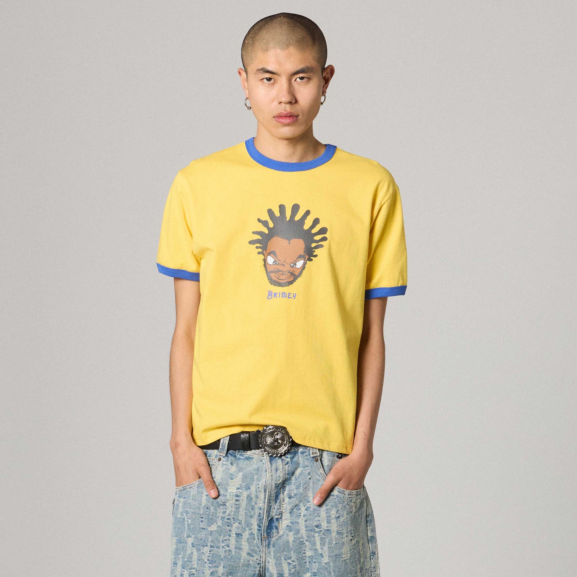 Camiseta Droppin Science Ringer amarilla de la marca Grimey, con diseño de cuello y mangas en color contrastante.