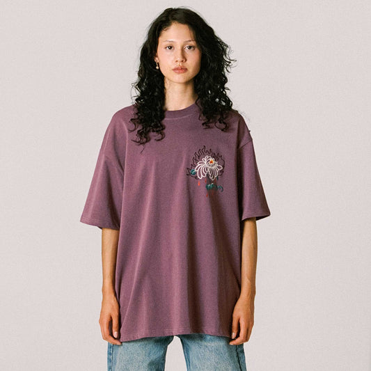 Camiseta Grimey Hans Island Classic Fit en color morado, ajuste cómodo y estilo casual, vista frontal sobre fondo blanco.