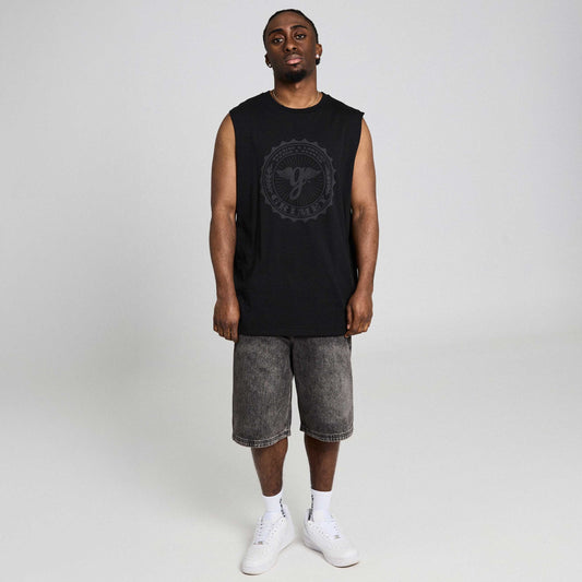 Camiseta sin mangas negra de la marca Grimey llamada Chief Watcher, mostrando el diseño y estilo de la prenda.