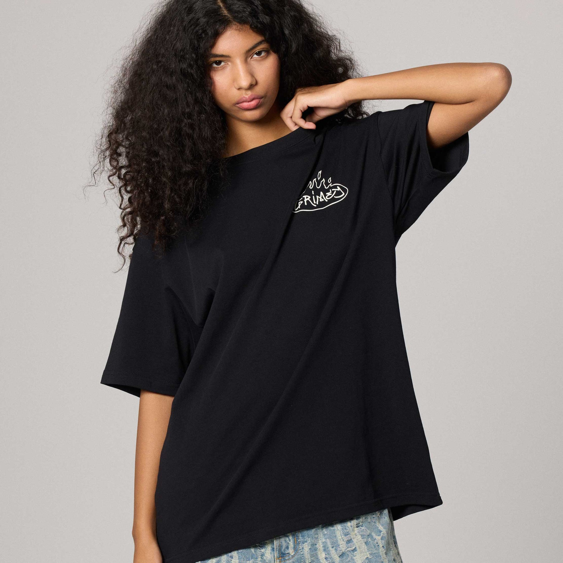 Camiseta clásica negra de Grimey con diseño de personaje en la parte frontal, ajuste clásico para hombre.