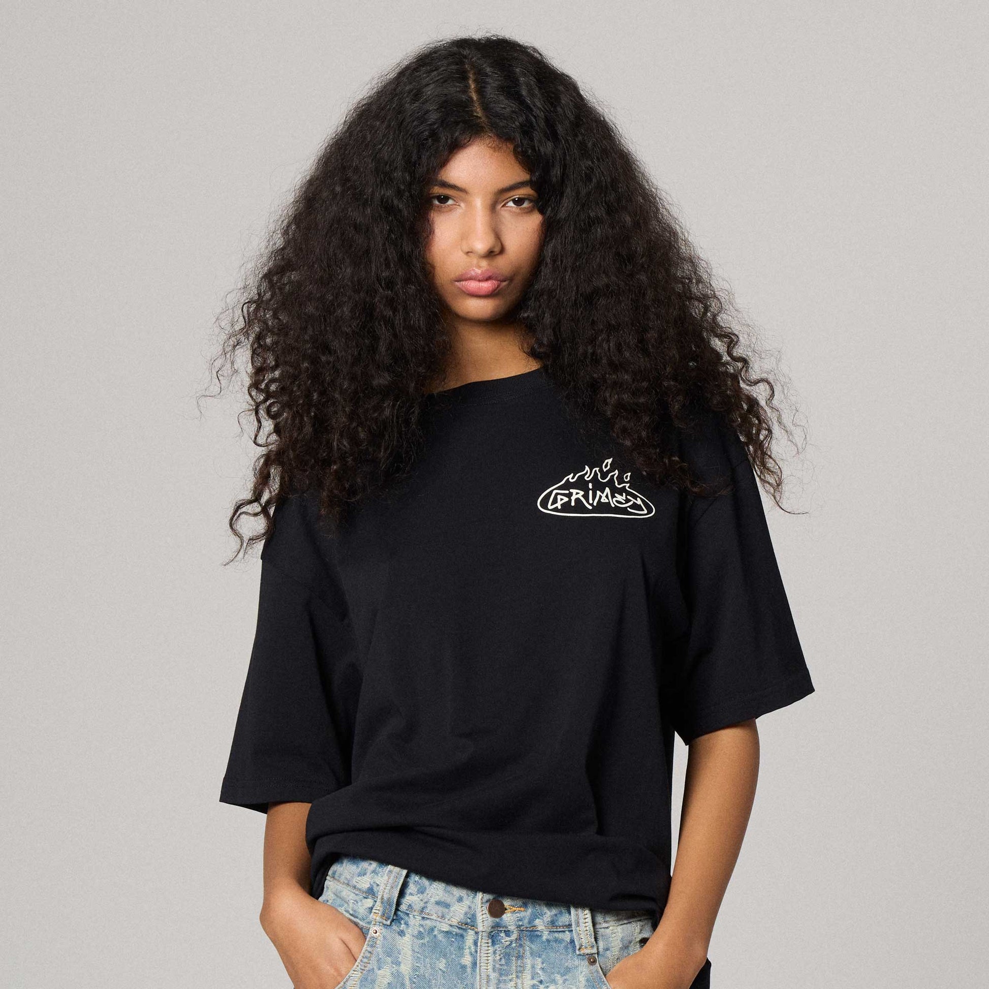 Camiseta clásica negra de Grimey, estilo ajustado y cómodo, con diseño minimalista y logo en el pecho.