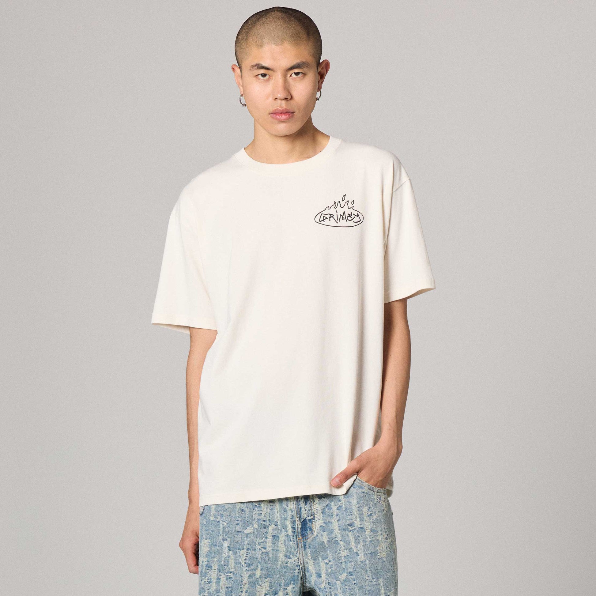 Camiseta Grimey The Character Classic Fit de color blanco roto, ajuste clásico, vista frontal en la imagen.