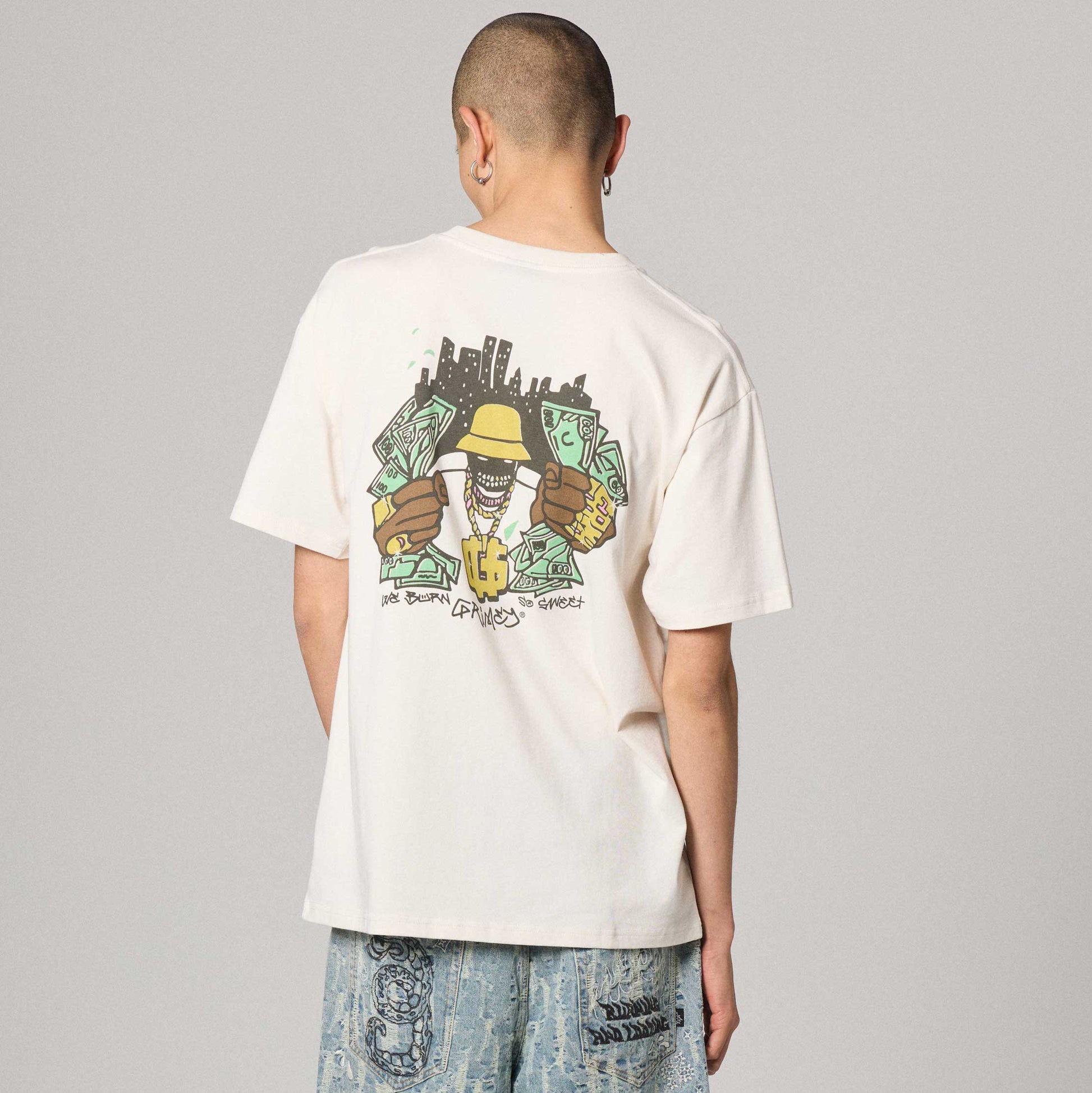Camiseta Grimey The Character en color blanco clásico, ajuste cómodo y estilo casual, vista frontal con detalles del diseño.