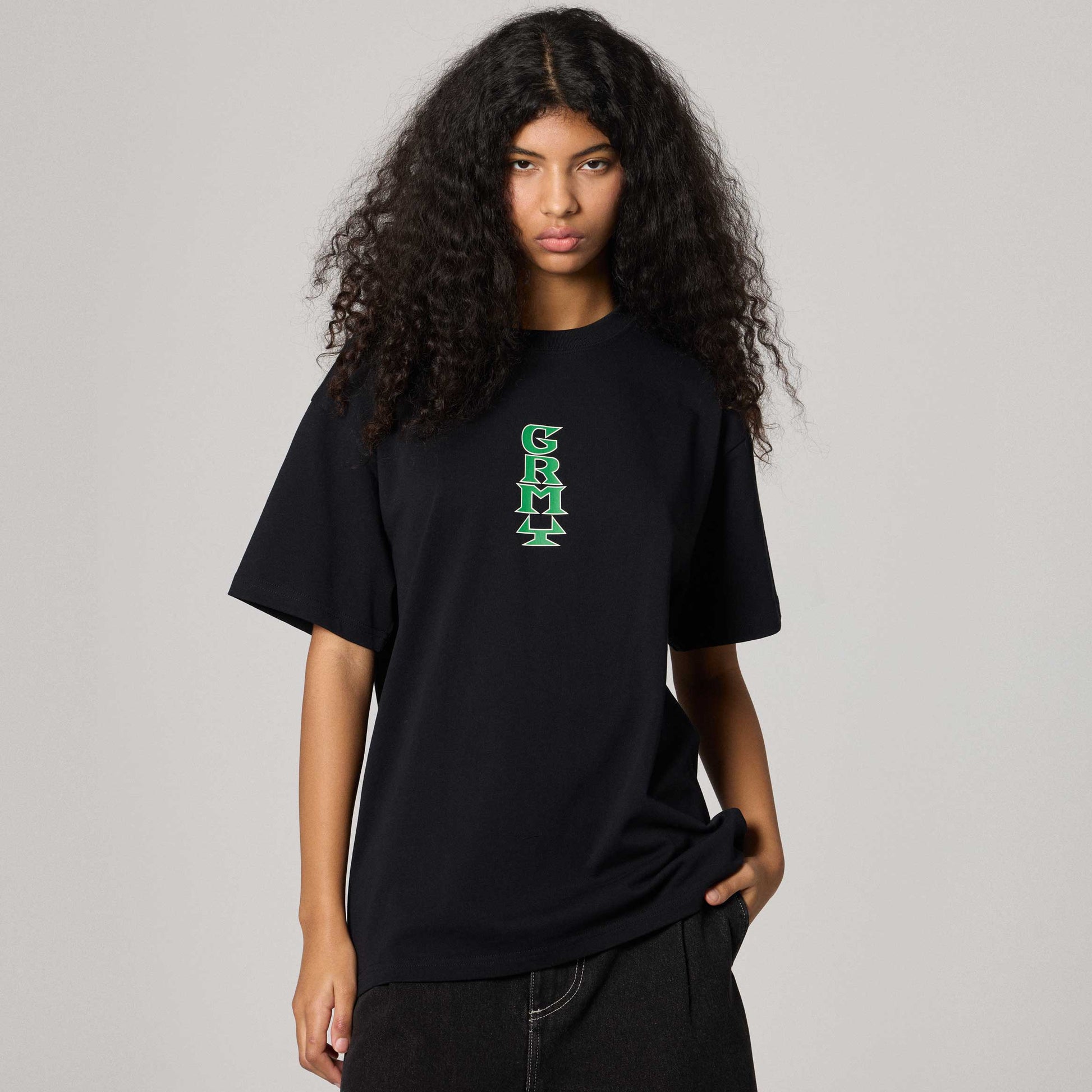Camiseta negra The Og Tour Classic Fit de Grimey, ajustada y cómoda, vista desde el frente, con diseño simple y estilo casual.