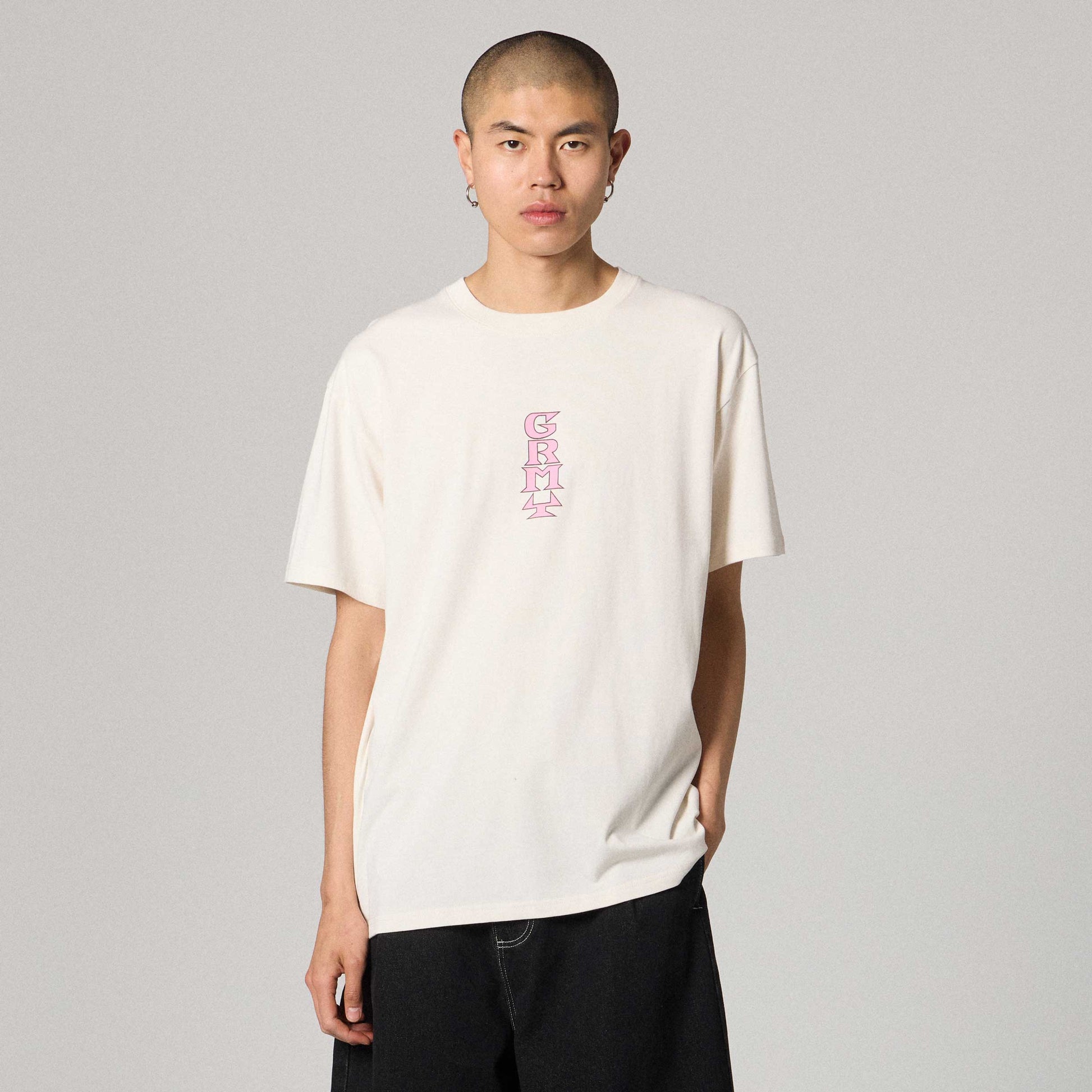 Camiseta gris claro The Og Tour Classic Fit de Grimey, estilo casual con ajuste clásico y cuello redondo.