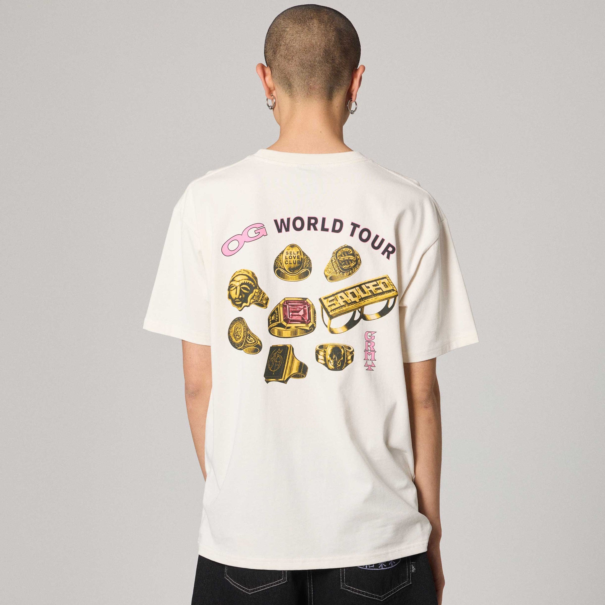 Camiseta Grimey The Og Tour Classic Fit en color blanco roto, ajuste clásico y diseño sencillo, vista frontal en la imagen.