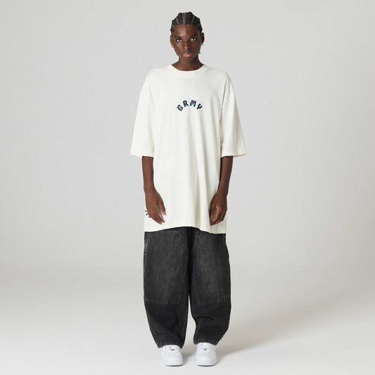 Camiseta The Props Tall Off White de Grimey, vista frontal, diseño de camiseta en color blanco con estilo casual y moderno