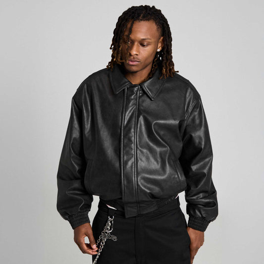 Chaqueta bomber negra de cuero PU de la marca Grimey, estilo casual y moderno, con detalles en la parte frontal.