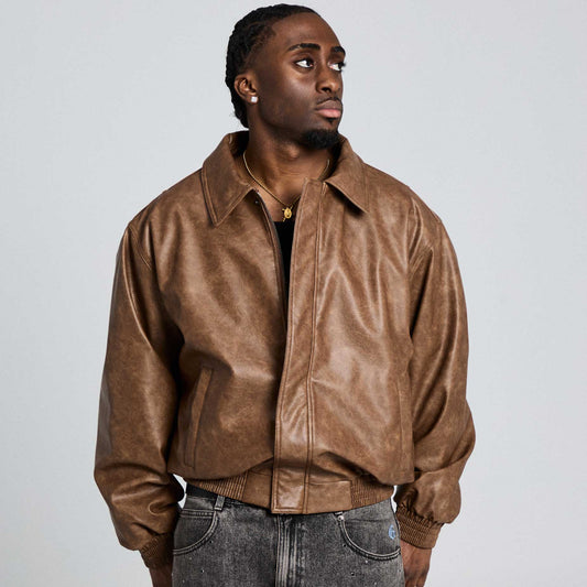 Chaqueta bomber de cuero sintético marrón Grimey Chief Watcher, vista frontal con detalles de diseño y cierre frontal.