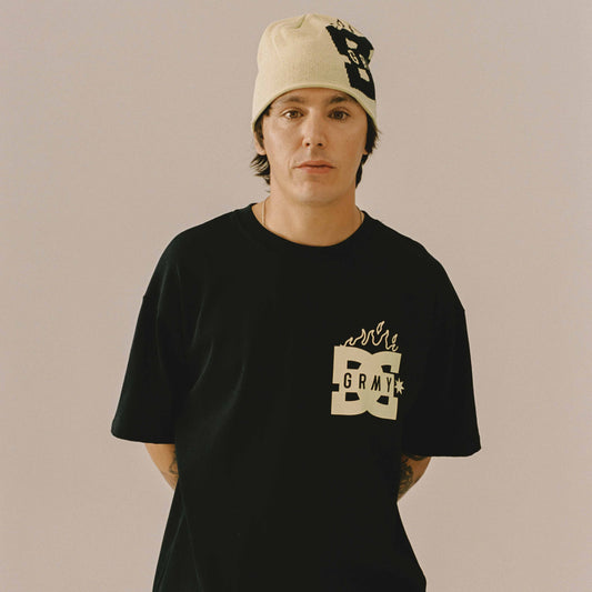 Camiseta negra de la colaboración DC Shoes x Grimey con diseño de abeja cruda y estilo urbano, para hombres.