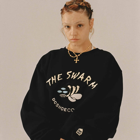 Sudadera negra The Swarm de DC Shoes x Grimey, con diseño moderno y logo visible, en estilo casual y urbano.