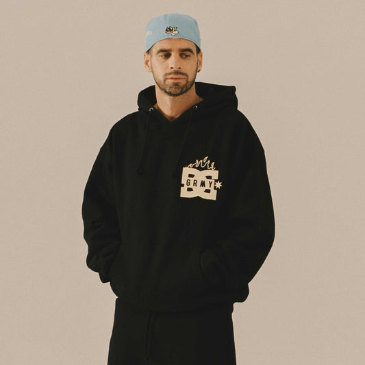 Sudadera boxy negra de DC Shoes x Grimey con logo y diseño gráfico, estilo casual y moderno para hombres.