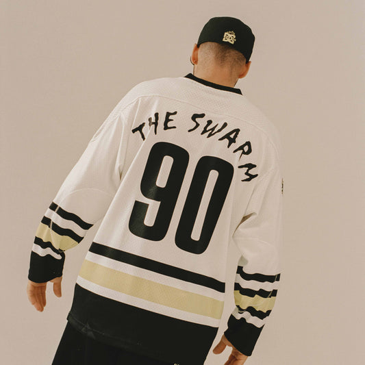 Camiseta de hockey Grimey DC Shoes X Grimey Off White con logotipo y diseño en la parte frontal, vista frontal en la imagen.
