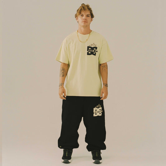 Camiseta gráfica DC Shoes x Grimey The Swarm en color miel y lima, con diseño de abeja y estilo urbano.