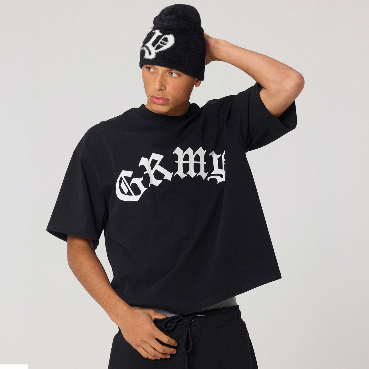 Camiseta negra Rise Above Boxy de Grimey, estilo oversize con corte recto, en color negro, vista frontal.