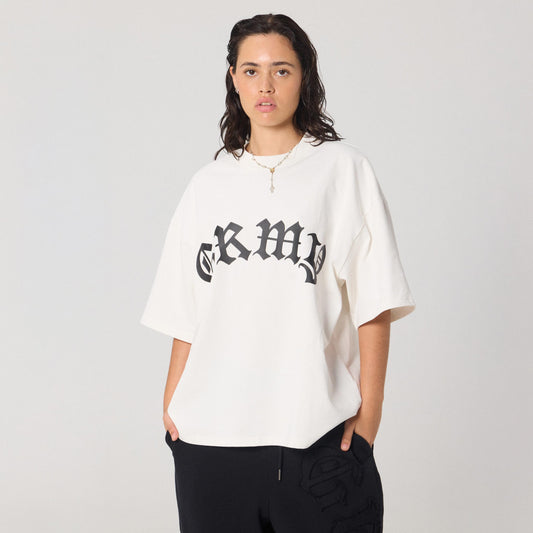 Camiseta boxy Rise Above Off White de la marca Grimey, vista frontal con diseño moderno y estilo casual.