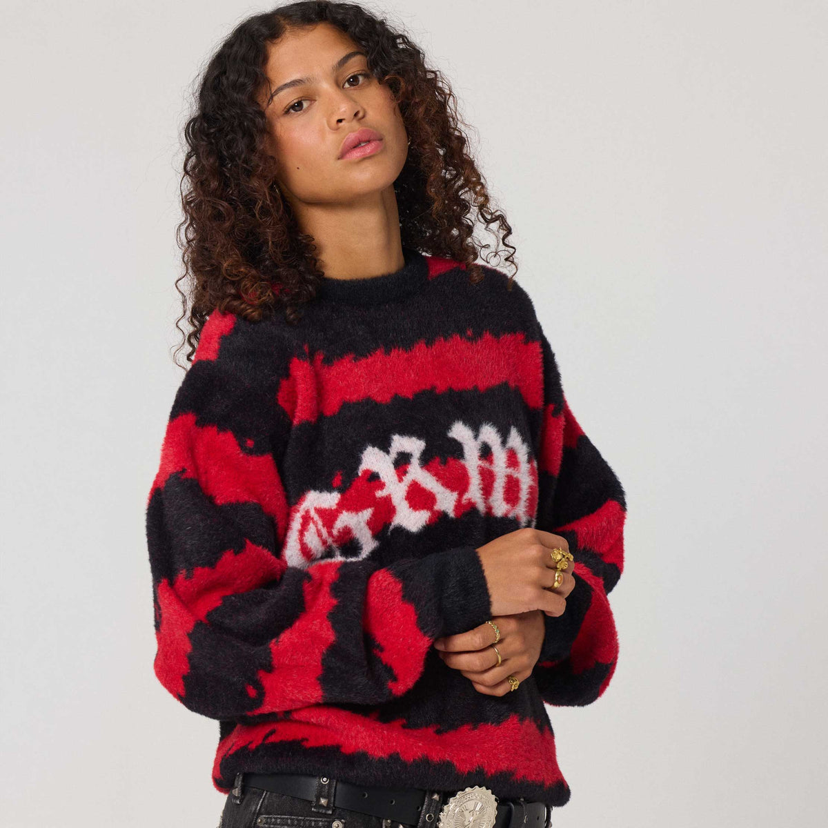 Suéter rojo Rise Above Flames Mohair de Grimey, con diseño cálido y textura de mohair, en un estilo moderno y cómodo.