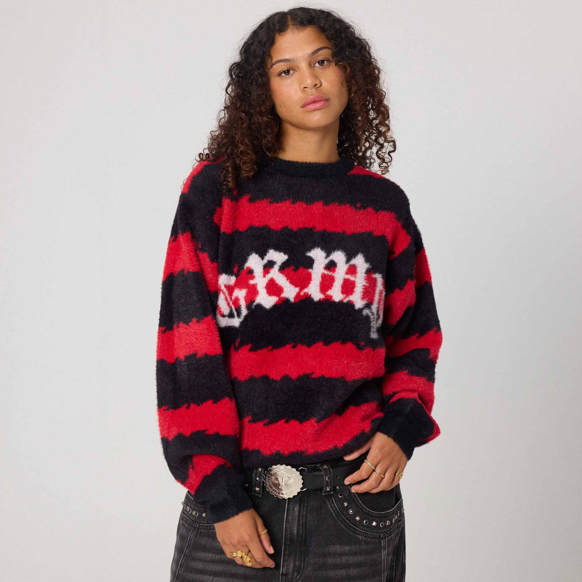 Suéter rojo Rise Above Flames Mohair de la marca Grimey, con diseño de llama y textura suave en la imagen.