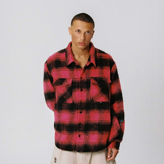 Camisa acolchada roja Wild One de Grimey, estilo moderno con detalles únicos, vista frontal en diseño de temporada FW26.