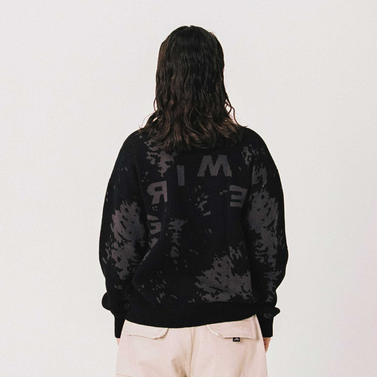 Jersey Wild One en negro de la marca Grimey, vista frontal con diseño de estilo urbano y logotipo en el pecho.