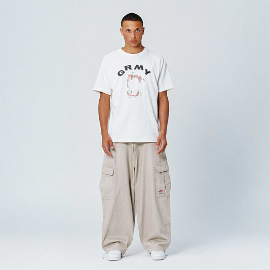 Camiseta Grimey Wild One Regular en color Off White con diseño de estilo urbano y logotipo en el frente.