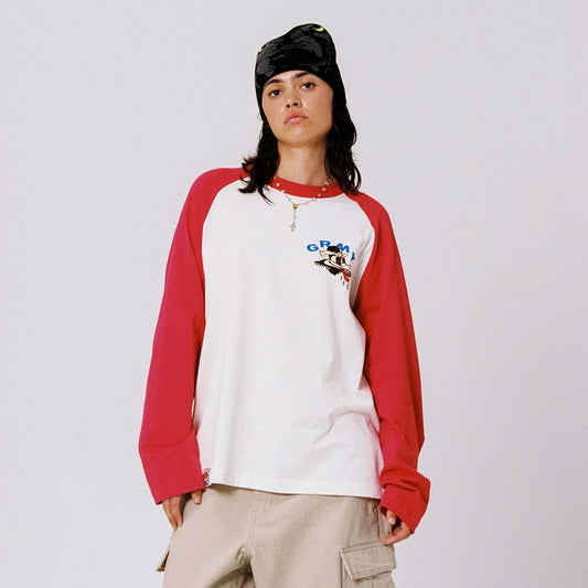 Camiseta de manga larga Wild One Raglan de color rojo de la marca Grimey, vista frontal con diseño de estilo casual.
