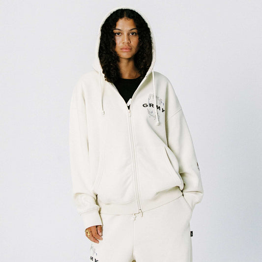Sudadera con cremallera Wild One Zipper en color crema de la marca Grimey, vista en estilo casual y moderno.