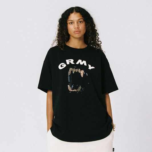 Camiseta negra Wild One Regular de la marca Grimey, vista en una fotografía de estudio con fondo neutro.