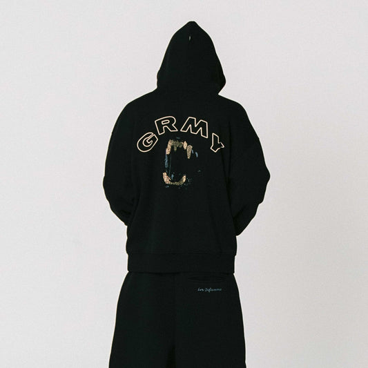 Sudadera negra Wild One Zipper de Grimey, con cierre y diseño moderno, vista frontal en fondo neutro.