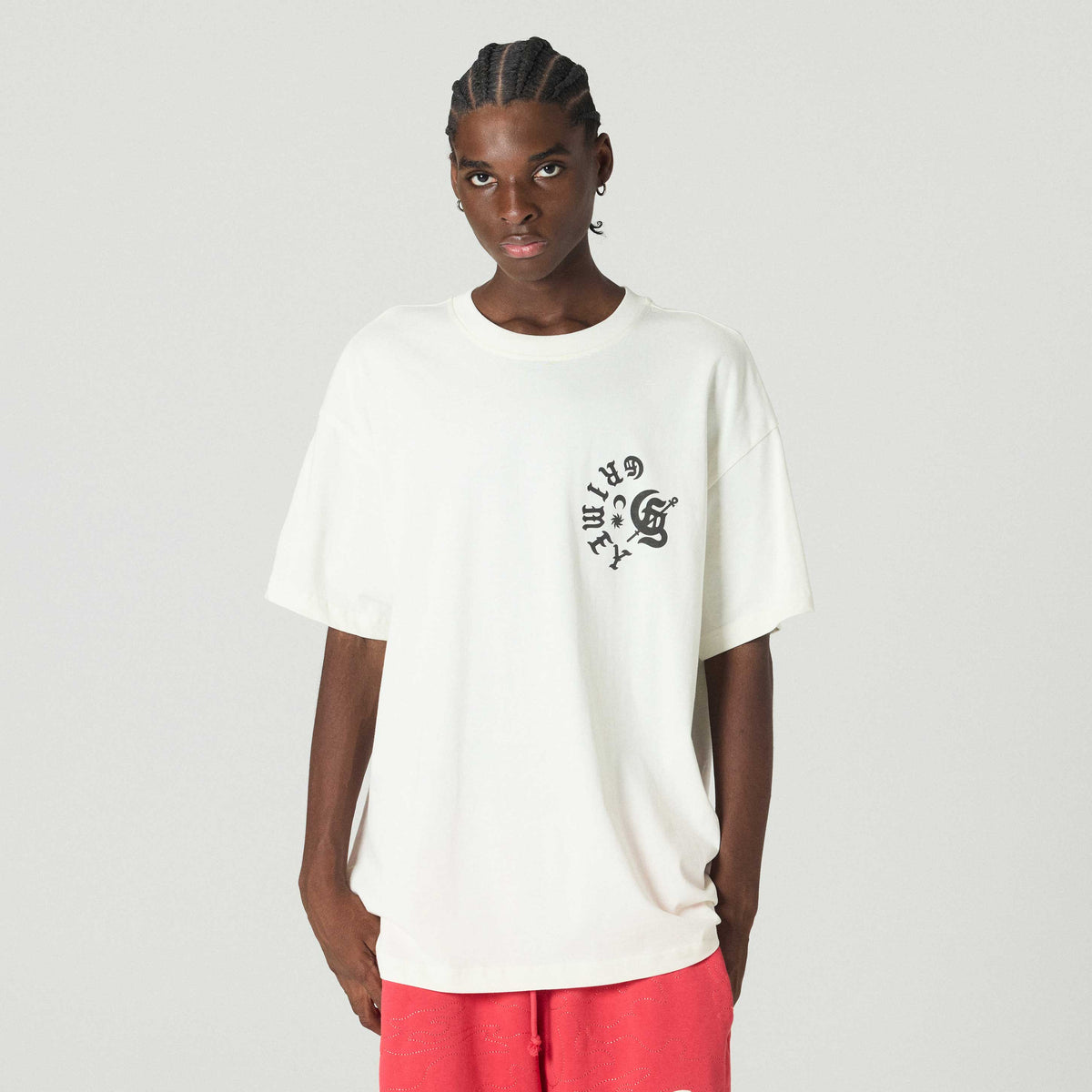 Camiseta Odd Cutlass Regular Off White de la marca Grimey, vista frontal con diseño en color blanco roto y corte regular.