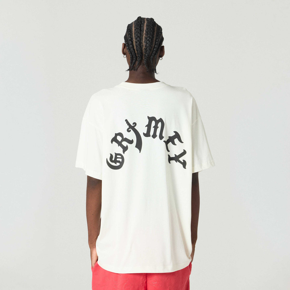 Camiseta Grimey Odd Cutlass Regular en color blanco roto, vista frontal, tela suave y diseño clásico.