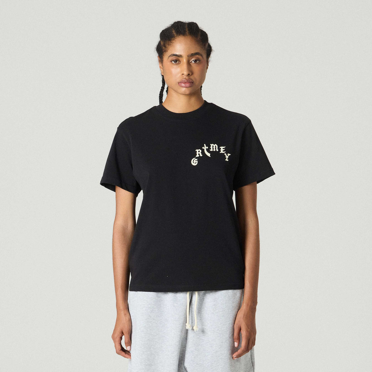 Camiseta Grimey Odd Cutlass de ajuste clásico en color negro, vista frontal con diseño simple y cuello redondo.